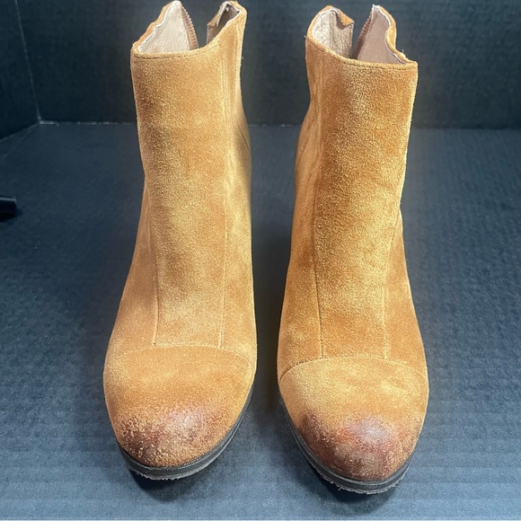 Vince Camuto Light Brown distressed suede booties 5.5M 3” heels PRICE VERY FIRM! - Picture 2 of 14